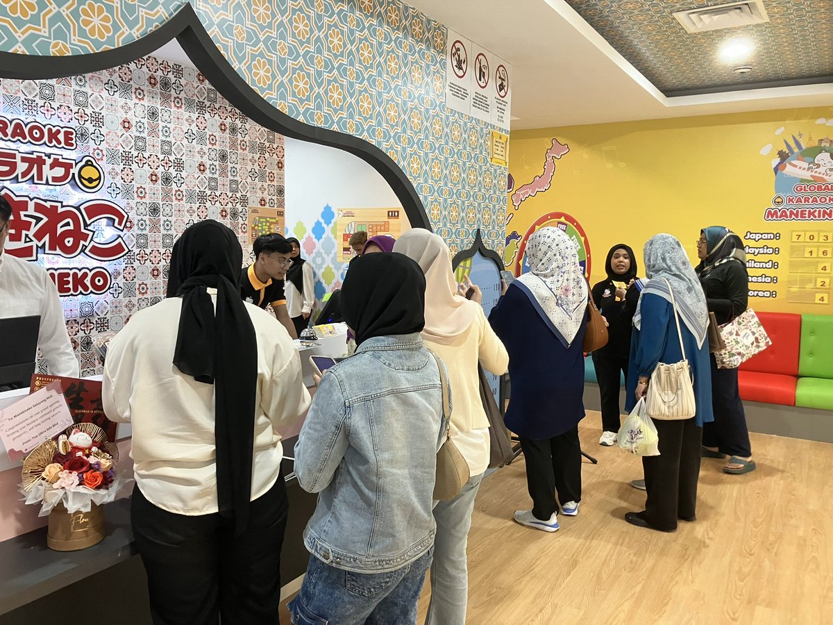 Manekineko_MY's tweet image. マレーシア16番目となる Selayang shopping mall店、開店しました🎤‼️
トラデショナルなこのエリア、念願かなって遂に進出できました！
おかげさまで、たくさんのお客様にお越し頂いております😭
ぜひご贔屓にお願いいたします🤲
#カラオケまねきねこ