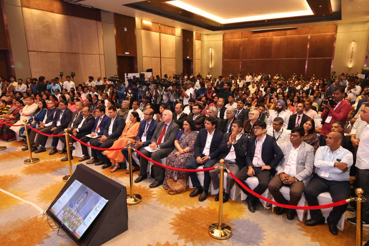 મુખ્યમંત્રીશ્રીએ આ અવસરે આ સમિટના શુભારંભ બદલ <a href="/VMCVadodara/">Vadodara Municipal Corporation</a> ટીમને અભિનંદન પાઠવતા જણાવ્યું હતું કે, માનનીય વડાપ્રધાન શ્રી નરેન્દ્રભાઈ મોદીના માર્ગદર્શન હેઠળ પર્યાવરણના જતન સાથે વિકાસ કરવાની પરંપરાને આપણે અપનાવી છે. તેમણે ગુજરાતમાં થયેલ શહેરી વિકાસના કાયાપલટ અંગેની રૂપરેખા આપીને સૌ