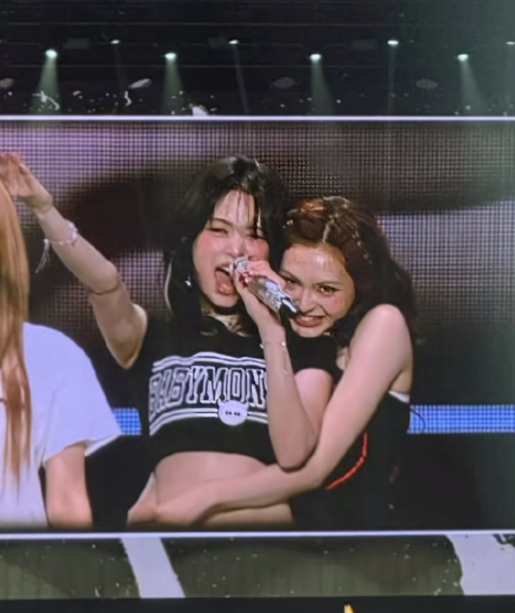 One of the comfiest places to lean on.

#AHYEON #아현 #CHIQUITA #치키타
