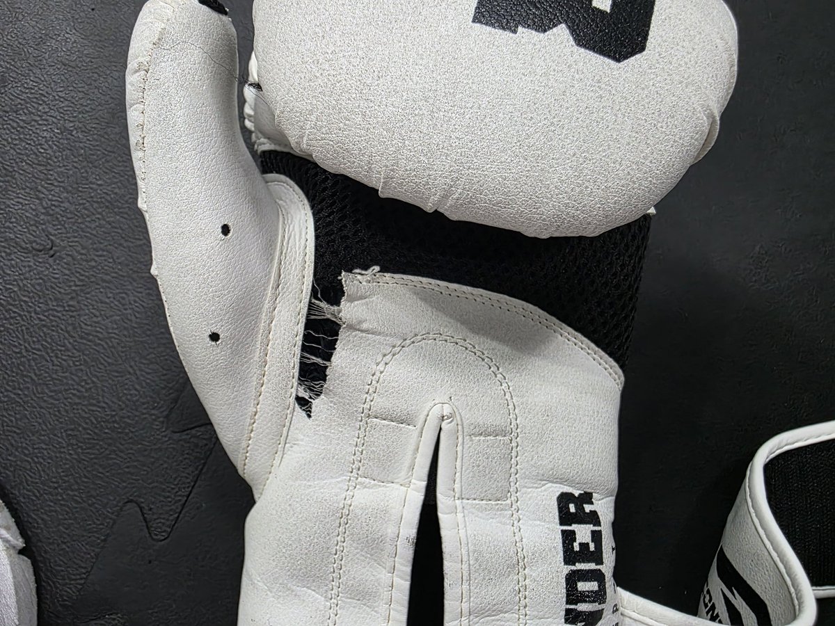 장비빨이고 뭐고 
몸으로 하는 건 내 실력이 우선
10개월 쓴 스파링용 글러브 또 찢어짐.