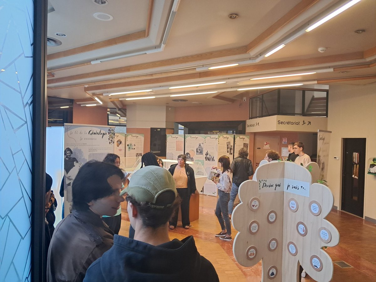 [Rentrée 2025] Le service de l'action culturelle et éducative a repris du service ! Nous avons accueilli un groupe du centre de formation continue à #Quimper. L'occasion de visiter les coulisses des archives et de présenter l'exposition #Généalogie. #finistere <a href="/finistere_29/">Département du Finistère</a>