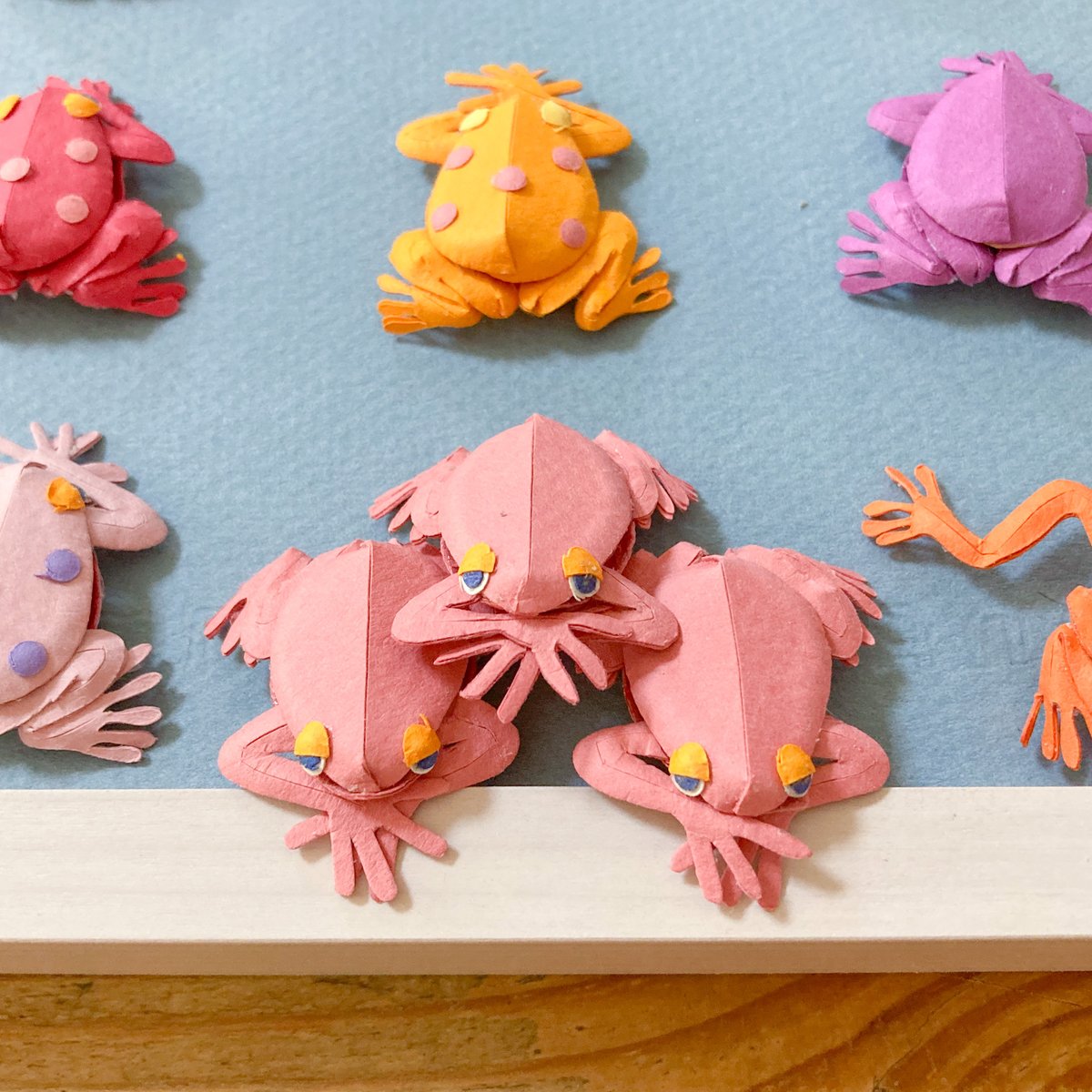 Mihoome_akiyama's tweet photo. Taking a break… 💤
While making frogs, I can’t help but line them up and play with their colors 🐸✨
#paperart #papercraft #frog #artprocess #wipart
#miteintes #canosonpaper https://t.co/QisL1dF2W6
