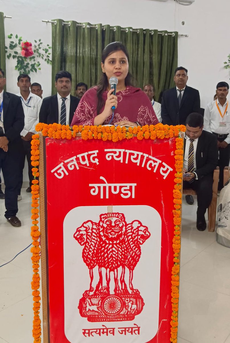 dmgonda2's tweet photo. माननीय प्रशासनिक न्यायमूर्ति श्री गौतम चौधरी जी की गरिमामयी उपस्थिति में राष्ट्रीय लोक अदालत का शुभारंभ किया गया।
#राष्ट्रीय_लोक_अदालत।
#gonda

@IPSVineet https://t.co/Rgf7vDFlNw