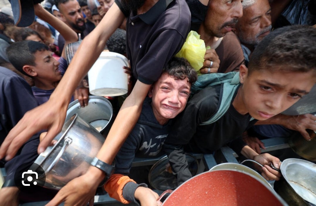 Puedes elegir llamarlo guerra o llamarlo genocidio...quizá si lo llamamos horror seamos capaces de salir todos a la calle para pedir que pare esta barbaridad.
Solo piensa qué sentirías si uno de estos niños fuera tu hijo...
#palestiina