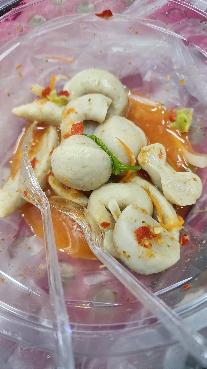 pimpimmy02's tweet photo. ให้พี่เขยไปซื้อมาให้ร้านที่เป๊กไปสั่งเค้าบอกหมดแล้วfc สั่งไปหมดแล้ว​ เลยต้องซื้อแถวร้านกิน😁😁😁  #เป๊กผลิตโชค​ กลัวตกขบวน https://t.co/6EgJhCxjjV
