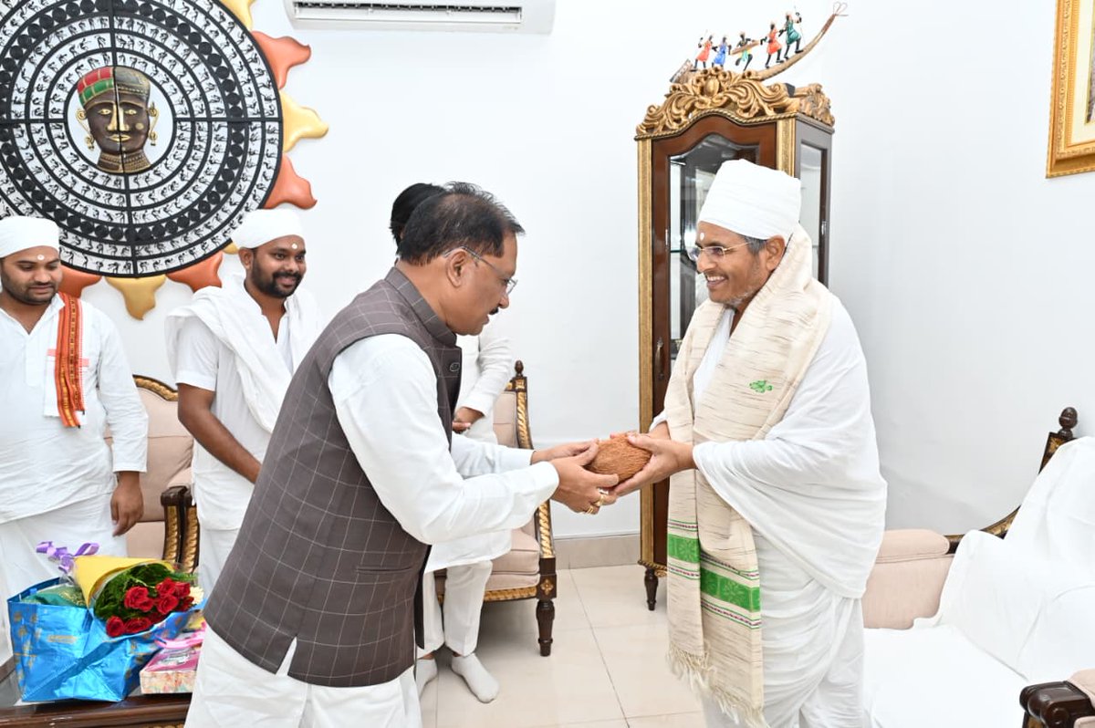 devkarsaheb's tweet photo. आज पूज्य गुरुदेव जी के छत्तीसगढ़ आगमन पर माननीय मुख्यमंत्री श्री विष्णु देव साय जी एवं माननीय मंत्री गुरु खुशवंत साहेब जी सौजन्य भेट किए।
@vishnudsai @gurukhuswant @BJP4CGState @PawanSaiBJP @ajayjamwalbjp https://t.co/D45qHKU6ad