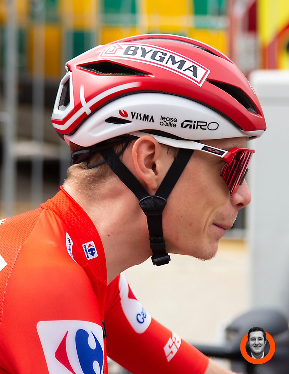 Pensativo, es su día, excesivamente criticado (ha tumbado dos veces a Pogacar en el Tour), necesita este triunfo para demostrar que es un ciclista descomunal. #JonasVingegaard #LaVuelta25