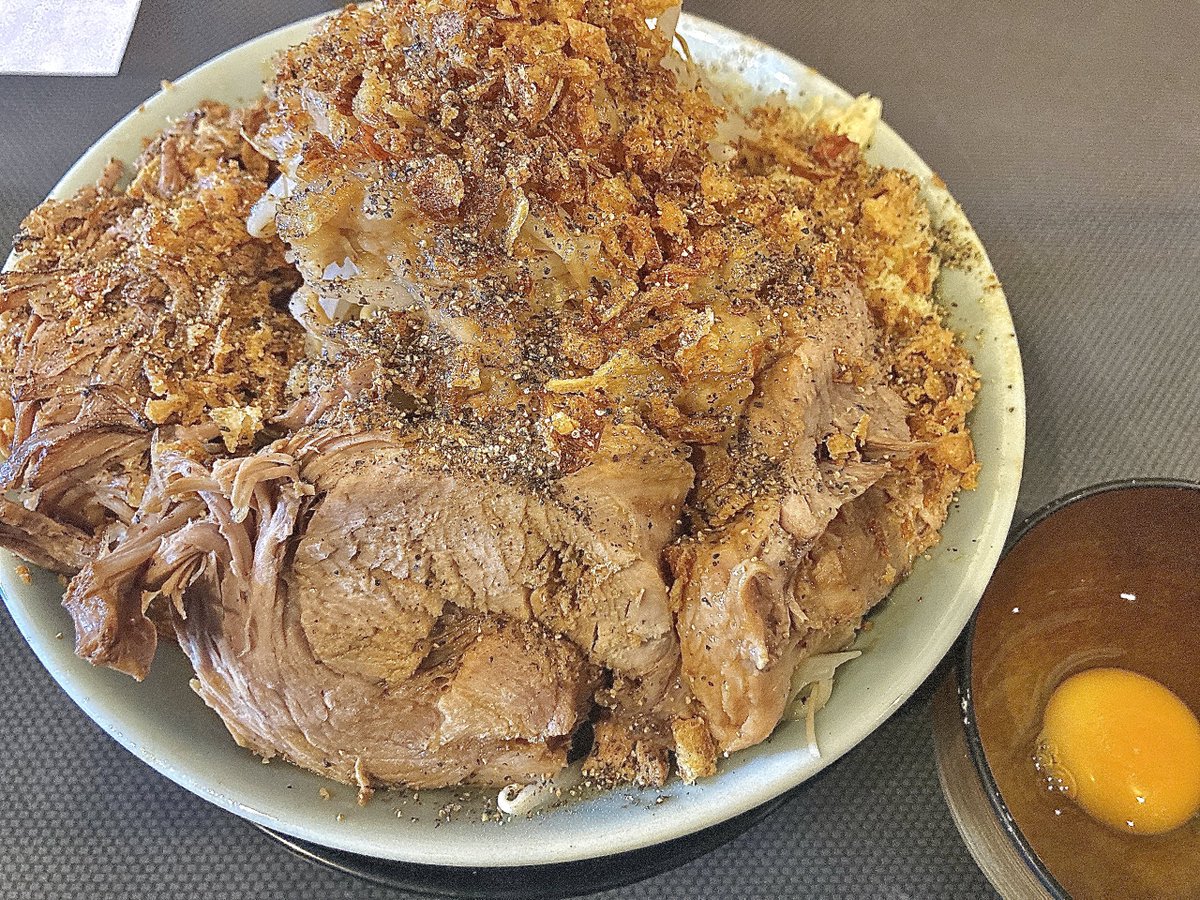 らぁ麺 しん
麺 500g 汁なし　豚ダブル
ﾔｻｲﾌﾂｳﾆﾝﾆｸﾏｼｱﾌﾞﾗﾏｼ
ほぐし肉・生たまご

今月も燃料補給🧄
my粗挽き唐辛子が最近のマイブーム🔥
ご馳走さまでした🙏