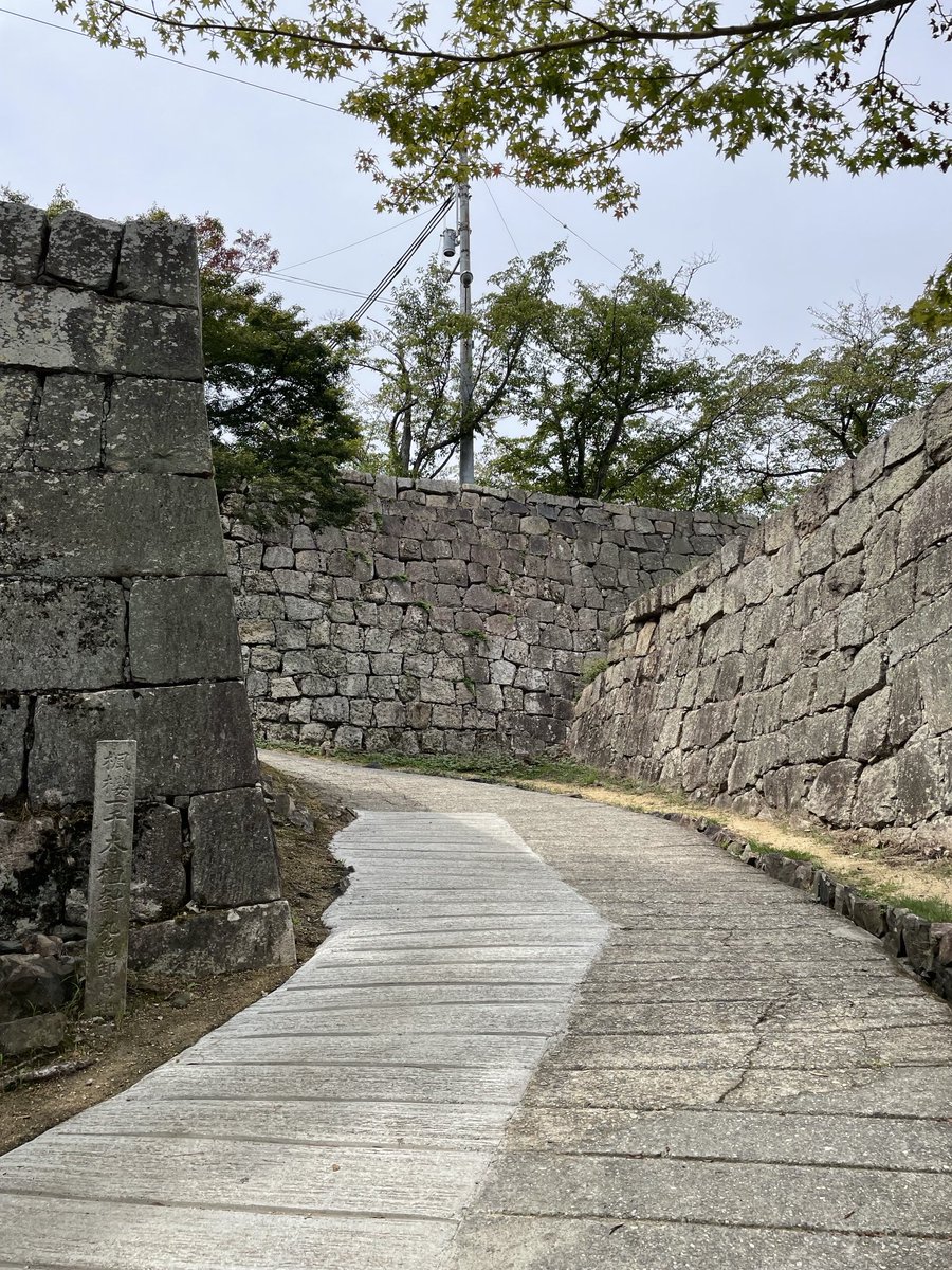 007fukuryu's tweet photo. 讃岐　丸亀城

久しぶりに登ったけどこんなに坂キツかったかな。体力の衰えか🥹
城巡りアプリも四国は制覇出来ました。😄

#日本100名城 #御城印 #丸亀城 #高石垣 #城巡り https://t.co/nEfxd4XazN