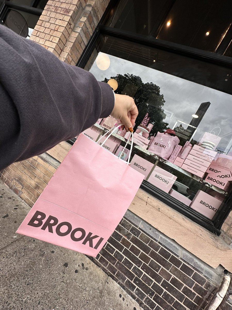Narrowpeakpoint's tweet image. ブリスベンが拠点のクッキー屋さん連れて行ってもろた🍪
意外にも甘すぎなくて美味しかった😋
すんごい色のマカロンも買ってみたけど、ブラウニーもあったから、ブラウニーの方にしとけばよかったꉂ🤭

#australia #brooki #Brisbane 
#chocochipcookie