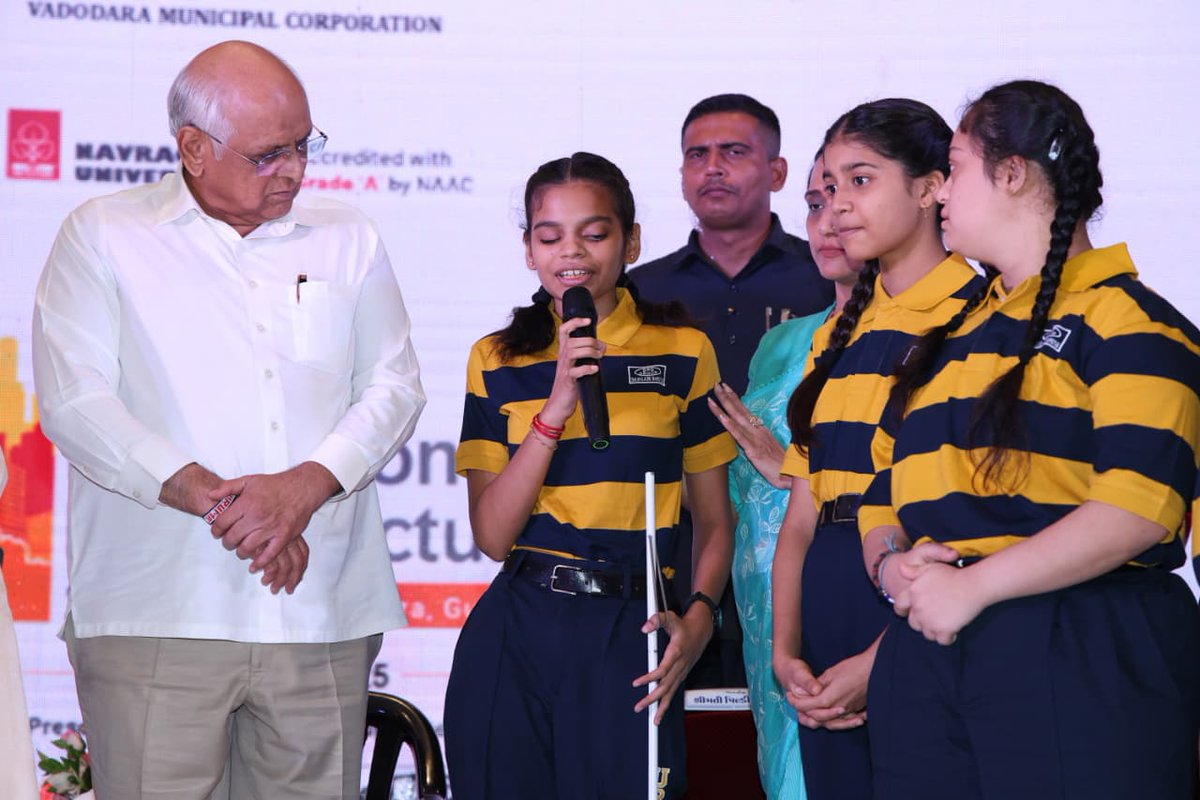 <a href="/VMCVadodara/">Vadodara Municipal Corporation</a> મુખ્યમંત્રી શ્રી ભૂપેન્દ્રભાઈ પટેલના બાળકો પ્રત્યેના પ્રેમ અને ઋજુતાનાં આજે વડોદરાના નગરજનોને ફરી દર્શન થયા હતા.

મુખ્યમંત્રીશ્રી પોતાના સ્વાગત માટે આવેલ દિવ્યાંગ બાળકોમાંથી એક પ્રજ્ઞાચક્ષુ છાત્રા દ્વારા જાતે દોરેલા મુખ્યમંત્રીશ્રીના પેન્સિલ સ્કેચની ફ્રેમ જોઇ પ્રભાવિત થયા હતા અને