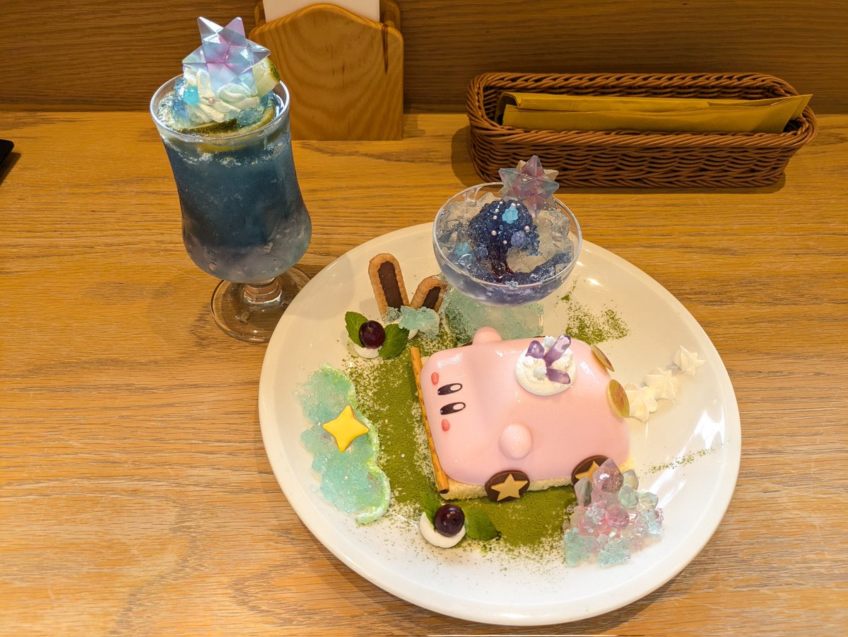 va_ttc's tweet photo. カビカフェでスターリーの食べたよ！
見た目は両方とも良かった！
ドリンクはさっぱりしていたけれど、個人的にはトロピカルソーダの方が好みだった。
ケーキはひたすらに甘くて、これは結構な甘党向けかも…

後、プラネタリウムでホラーやってて見てきたけれど、いい感じにドキドキ出来て良かった！ https://t.co/AZiXt4goNy
