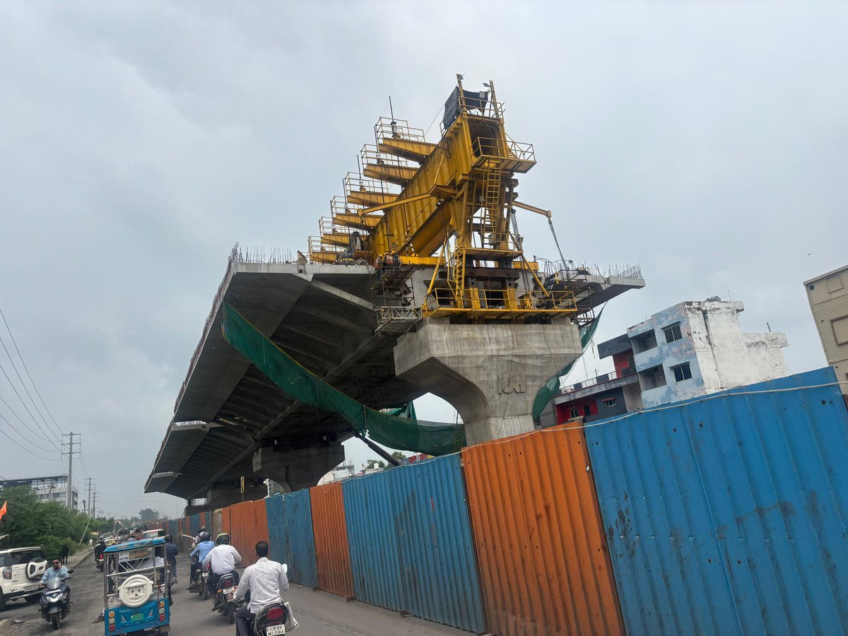 idaIndore22's tweet image. || लवकुश चौराहे पर निर्माणाधीन लेवल-2 फ्लाईओवर की कार्य प्रगति  ||

#ida #indoredevelopment