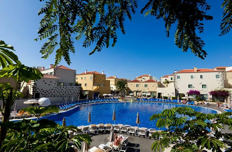 DutchFlyGuys's tweet photo. **zon, zee en zinderende vibes in tenerife**
Dompel je onder in de Spaanse zon in Costa Adeje. Verblijf in het charmante GF Isabel en geniet van een idyllisch uitzicht op de bergen. Hier voel je de tijd wegsmelten als een ijsje in de zomerzon
#CostaAdeje #GFIsabel
Vanaf € 599.88 voor 7 dagen.