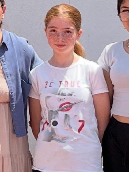 Gülseren, dün sabah İzmir’de okula gitmek için evden çıktı ve o zamandan beri kayıp. Görenler, tanıyanlar veya duyanlar için paylaşırsanız çok sevinirim. Ailesi, arkadaşları ve öğretmenleri Gülseren’i arıyor.
Okulunun Yeşilyurt taraflarında BİST lisesi olduğu söylendi. 14 yaşında