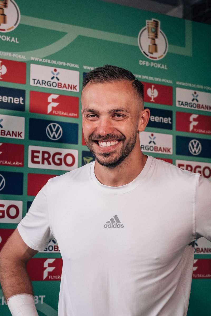 f95's tweet photo. POV: Mein Blick, wenn morgen endlich wieder Spieltag ist! 😁

#f95 | 🔴⚪️ | #PRMF95 https://t.co/LlWhtjywCh