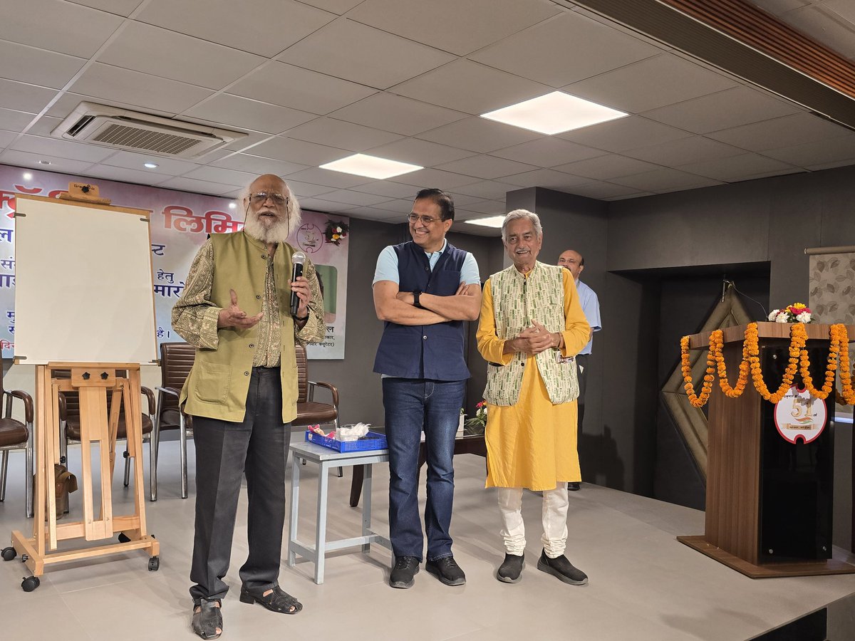 celbharat's tweet photo. आज #CEL में हिंदी पखवाड़ा के अंतर्गत कला और संस्कृति का विशेष आयोजन किया गया, जिसे पद्मश्री श्री जतिन दास व सुप्रसिद्ध हिंदी कवि व कला आलोचक श्री प्रयाग शुक्ल की गरिमामयी उपस्थिति से अभिभूत किया गया।

@CSIR_IND https://t.co/AMAeDpfZw7