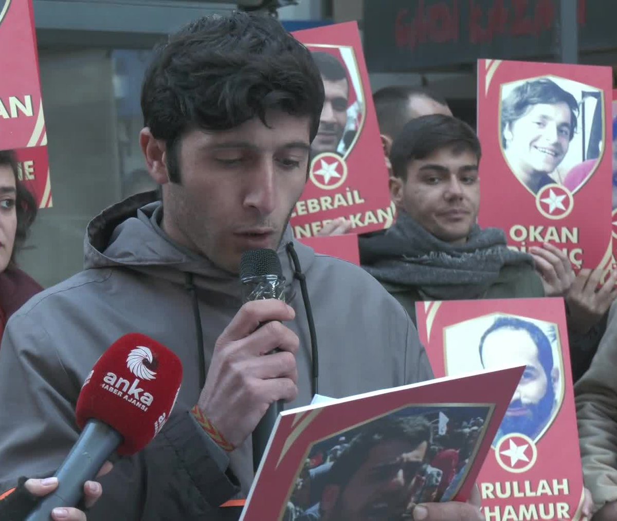 İzmir'de partimize dönük saldırı kapsamında gözaltına alınan PM üyemiz Hıdır Ali Kılıç, evinde yapılan arama sırasında işkence gördü. Kafasına ve sırtına aldığı darbeler sonucu 4 dikiş atılan yoldaşımızın sağlık durumu şu an iyi.

Tüm kamuoyunu, yoldaşlarımızın gözaltı sürecini