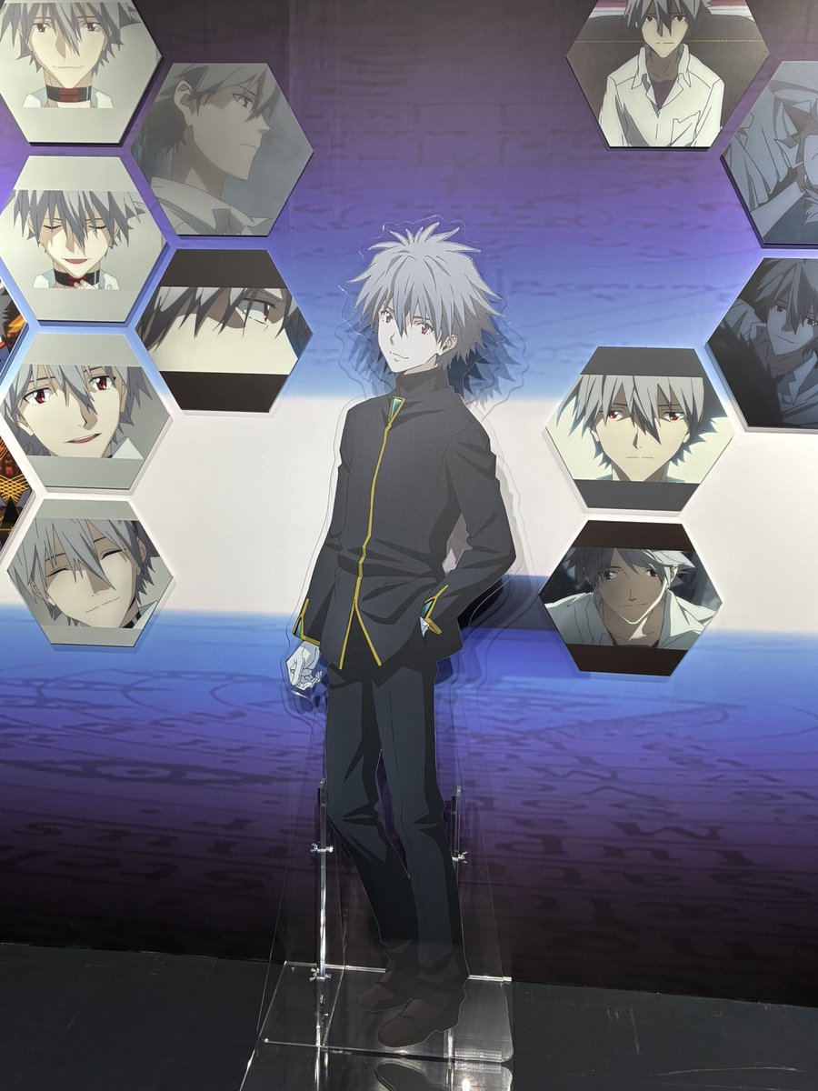 渚カヲル展、カヲルくん等身大アクスタもいっぱいあった。ベッドの