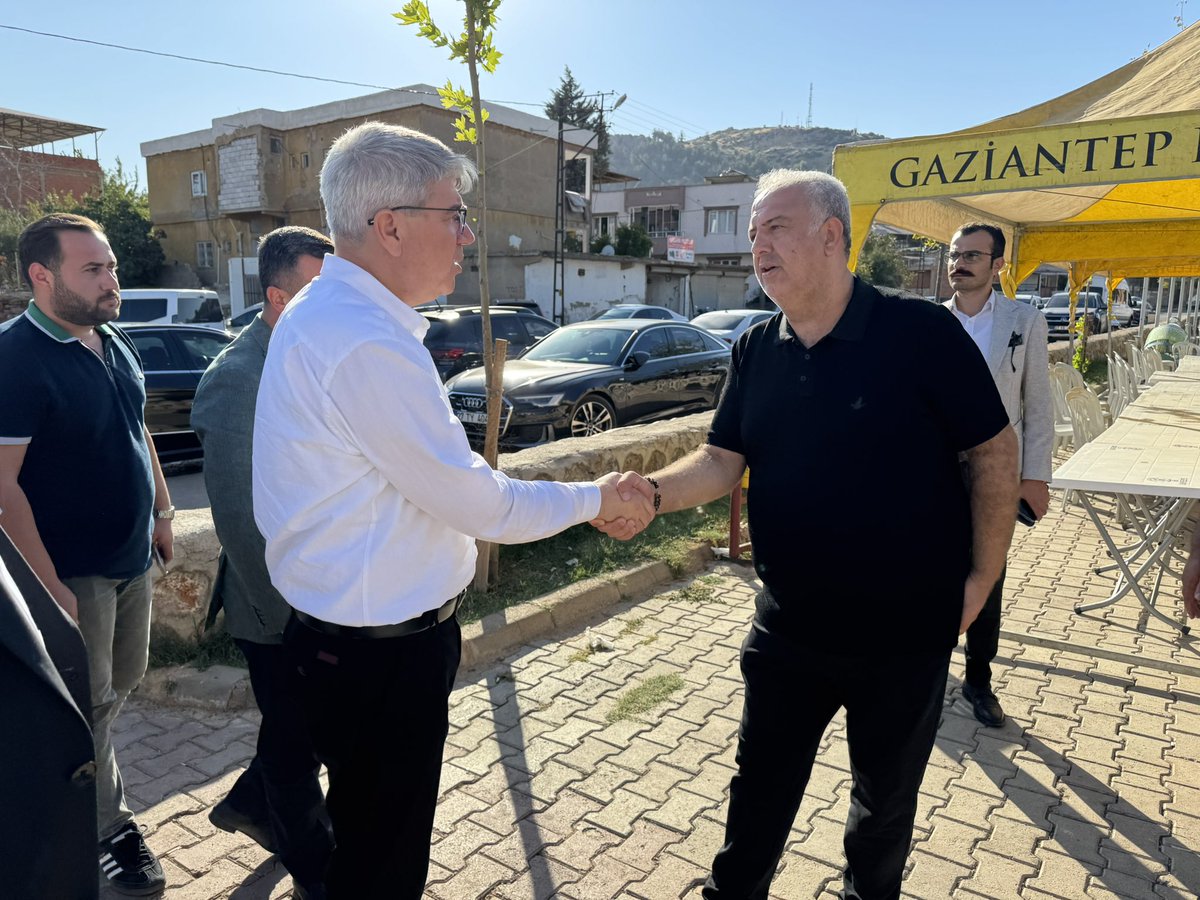 GulsoySeydi's tweet photo. 📍İslahiye 

İlçe Koordinatörümüz Sn. Süleyman Şentürk, İlçe Başkanımız Sn. Reşit Uluşan, kadın kolları başkanımız, gençlik kolları başkanımız ve teşkilatımızla birlikte #TürkiyeYüzyılıBuluşmaları Kapsamında geçtiğimiz günlerde hayatını kaybeden İslahiye’nin tanınmış esnaflarından Mehmet Köse’nin taziyesine katıldık. 

Rabbim mekanını cennet eylesin.