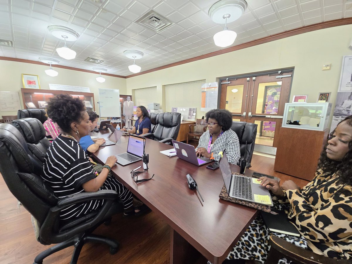 JDHallLISD's tweet image. Gracias Coach Walker for giving JD Hall a preview of Edenuity. Looking forward to using it to support the students here as needed and when needed. @LancasterISD @akperera @drcasscarr @LISDInstruction