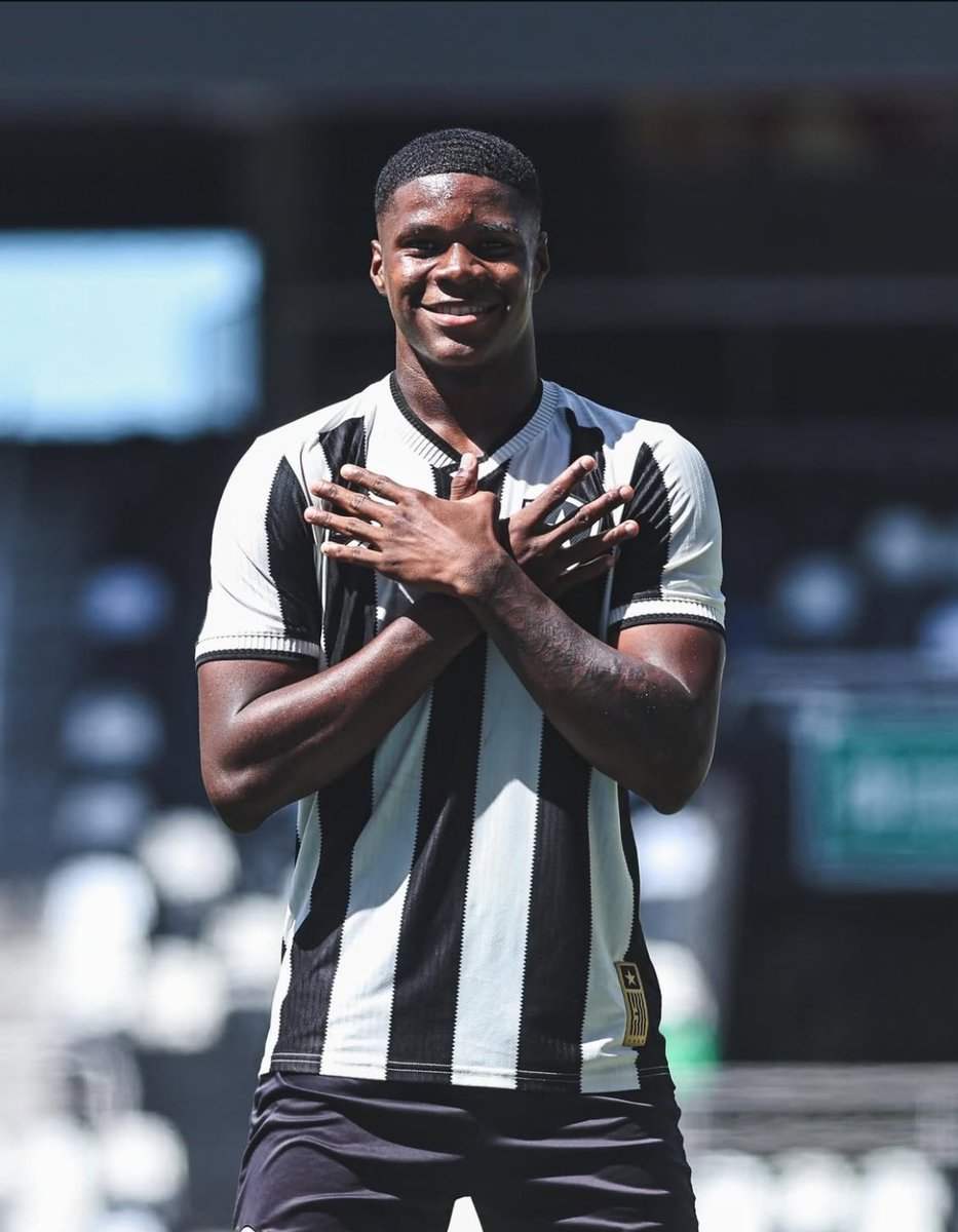 informafogo's tweet image. Botafogo precisa realmente cuidar bem e lapidar José Kadir. Pra quem assistiu o clássico contra o Flamengo, sabe do que estou falando.

Grande jogo. Atacante que INCOMODA o zagueiro, busca a bola, dribla. O panamenho tem um potencial enorme.

18 anos. 1,83 de altura e uma força…