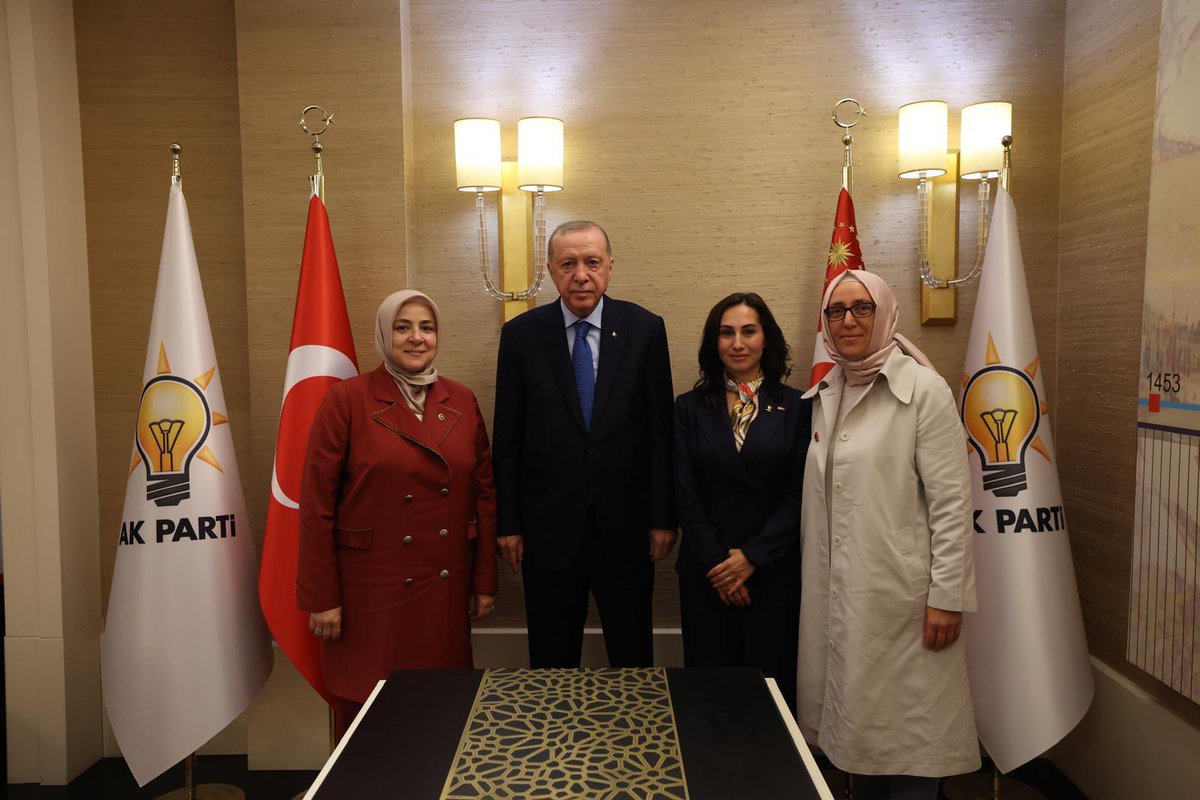 Bugün, Cumhurbaşkanımız Sayın <a href="/RTErdogan/">Recep Tayyip Erdoğan</a> ’ın takdirleriyle Adalet ve Kalkınma Partisi ailesine katıldım.

Bu anlamlı günde yanımda olan sevgili aileme, AK Parti İstanbul İl Başkanımız Sayın <a href="/abdullahozdemir/">Abdullah Özdemir</a> ’e ve süreç boyunca desteklerini esirgemeyen tüm meclis üyelerimize ayrı