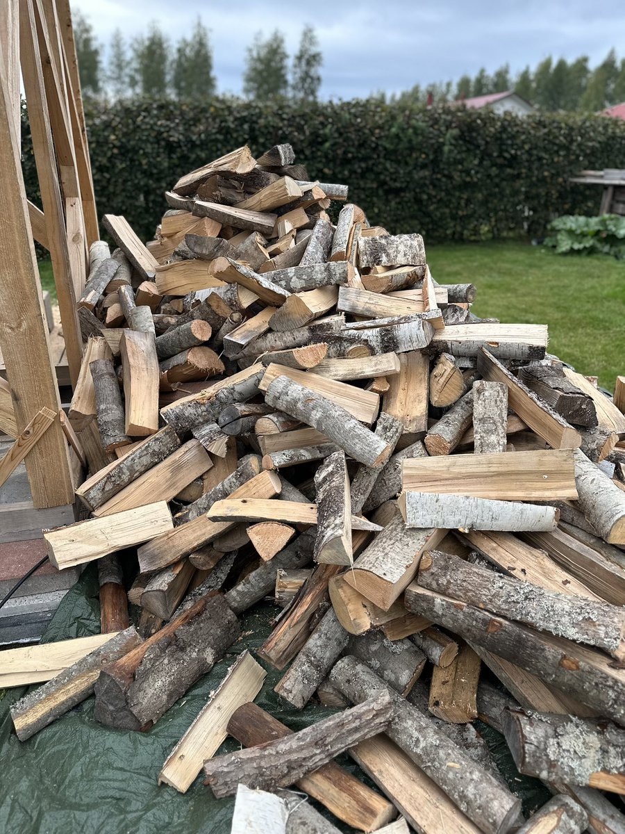 Tän prosessin seuraavana vaiheena oiskin sitten joka loppukesäinen peli:
huojuva torni