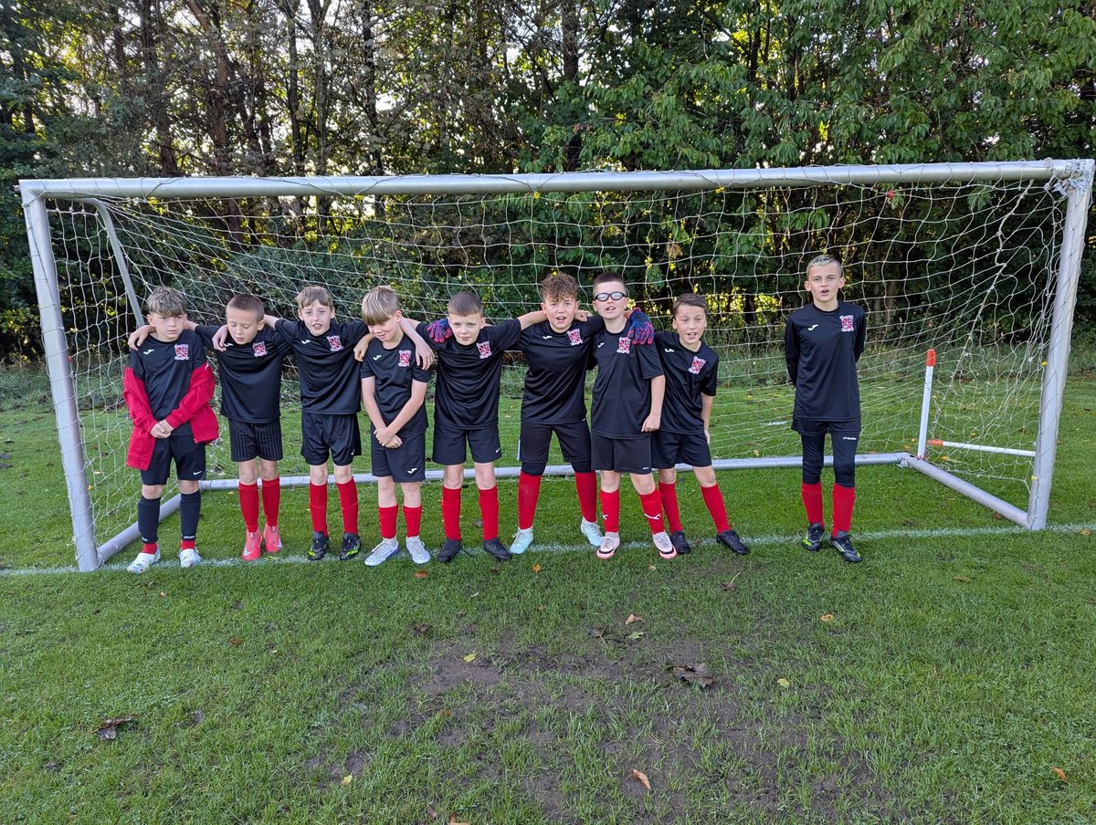 Strollers blacks 2015 captained by Kaiden T had a bright and early start to the day with a home game against Muchty 🟡 The team played well from front to back and there was some good passing going on from all over the park. The defensive line was good and plenty talking.