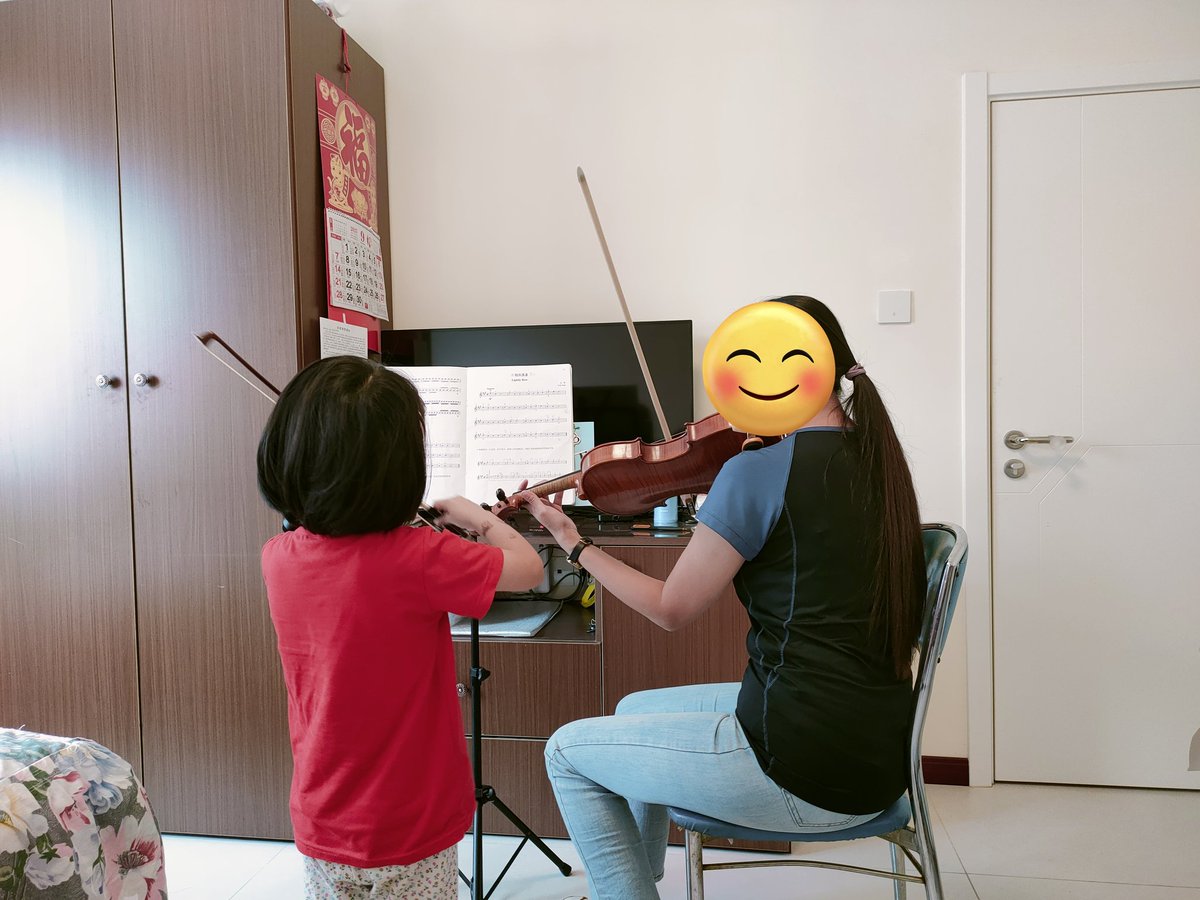 娘のバイオリンレッスン✨
最初にきらきら星を弾いて、先生が色々直してくれました🍀
次にちょうちょへ。ちょうちょが難しくて苦手意識のある娘に先生は、娘がウルトラマンで（難しい）ちょうちょは敵、敵を倒すよ❗みたいに指導して下さっていてなんだか微笑ましかった😊🎶