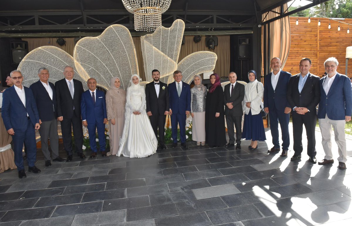 Genel Başkanımız Sn. <a href="/Ahmet_Davutoglu/">Ahmet Davutoğlu</a> bey ve kıymetli eşi Sn. <a href="/Sare_Davutoglu/">Sare Davutoğlu</a> hanımefendi ile parti temsilcilerimizle birlikte Genel Başkan yardımcımız Zekayi Doğan bey’in evladının düğün törenine katılım sağladık. Kardeşlerime her iki cihanda saadetler diliyorum.