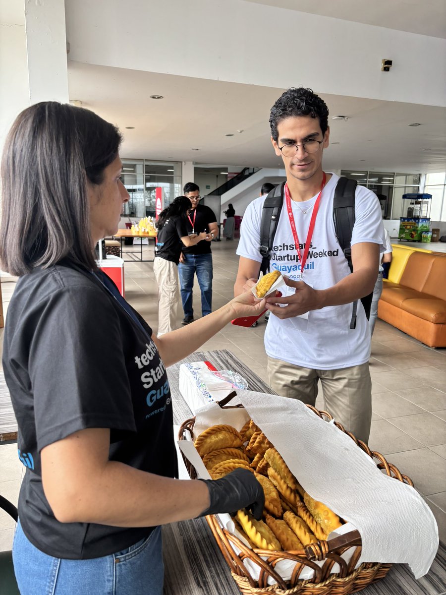 i3labespol's tweet image. #StartupWeekend Día 2 | Iniciamos la jornada con un delicioso desayuno gracias a nuestros sponsors #LaChilenita y #Bapiñex.
Nuestros participantes ya conformaron sus equipos y comenzaron con los primeros talleres, preparándose para trabajar en sus ideas.
#swguayaquil #i3labESPOL