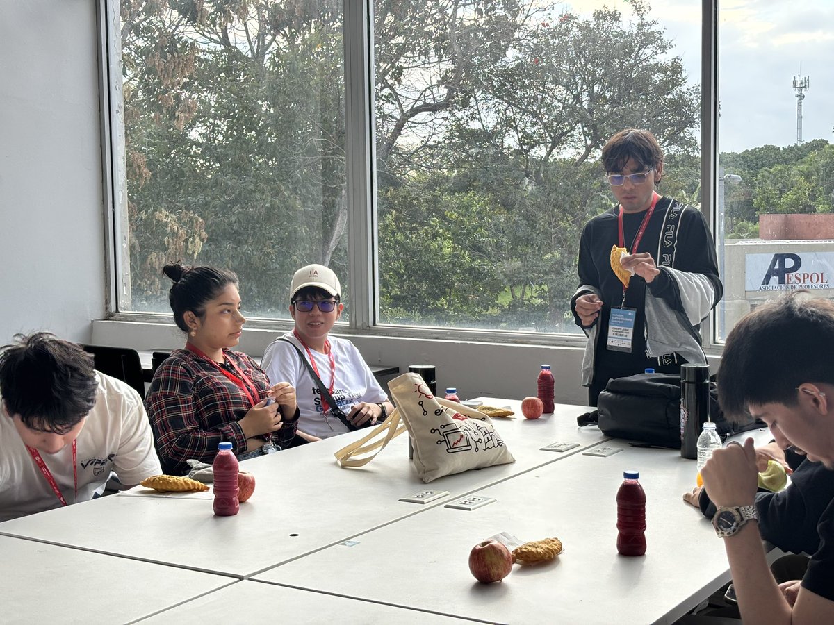 i3labespol's tweet image. #StartupWeekend Día 2 | Iniciamos la jornada con un delicioso desayuno gracias a nuestros sponsors #LaChilenita y #Bapiñex.
Nuestros participantes ya conformaron sus equipos y comenzaron con los primeros talleres, preparándose para trabajar en sus ideas.
#swguayaquil #i3labESPOL