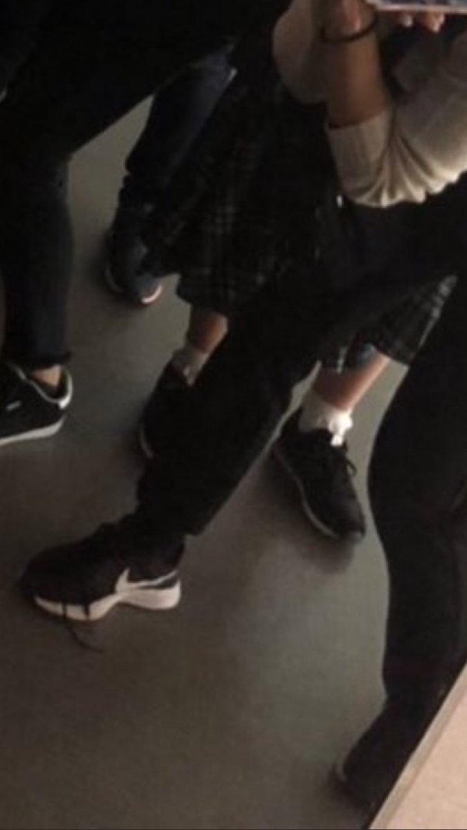 中敷きはいつも汗でびちょびちょでつま先に鼻をつけて嗅ぐと臭すぎて死にそうになりました笑笑
dmで交換します