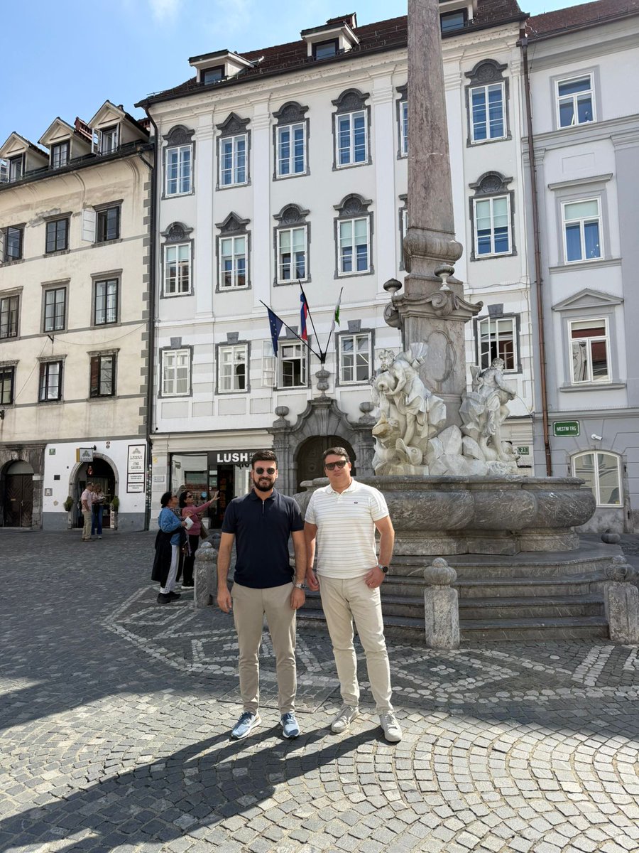 OdzicPetar's tweet image. NesreKnji Dražene, zar je tolika muka da svaki dan kroz tvoje portal glasilo "laješ" na mene i Jovanovića. Jel Mandi i ekipi tolika panika?!  

Inače za Dražena poznanici kažu da mu je jedina vrlina upornost. Uporan je Dražen da počeše gdje god šefa Andriju "zasvrbi",  a trenutno…