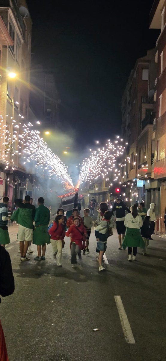 Seguimos sacando el #torodefuego en #Autol , cada vez más gente, hoy más y mejor.

#magotutan #espectaculo #entretenimiento #tradicion #pirotecnia #fiestas #niños