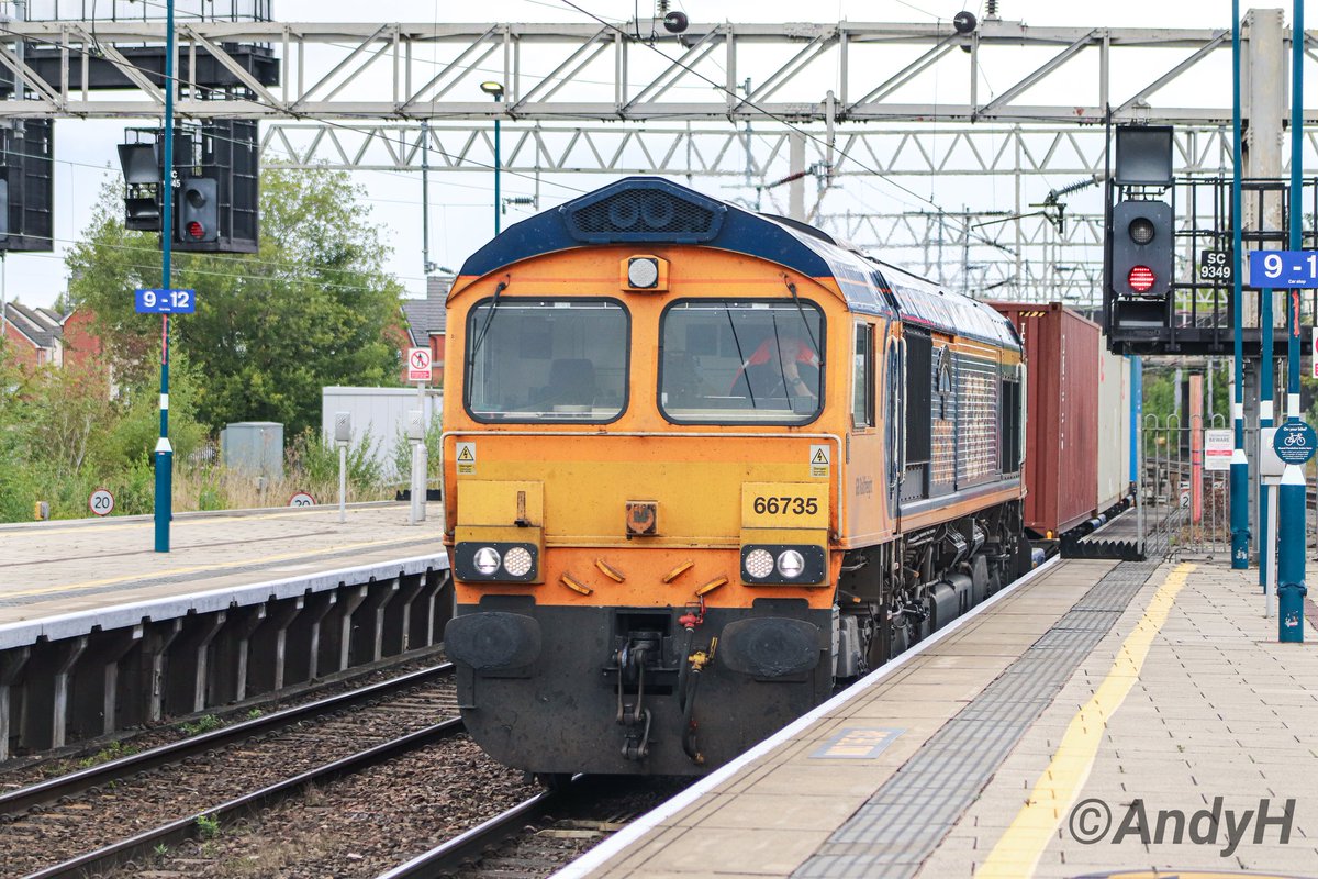 holtona72's tweet image. Some different varieties of #SaturdayShedWatch from Stafford earlier today. @GBRailfreight 66735 4L05 Ditton O'Connor #GBRF to Felixstowe South, @DRSgovuk 66431 Coatbridge Down Refuge Siding to DIRFT, @DBCargoUK 66206 4V21 Trafford Park Euro Terminal to Didcot TC. #WCML 13/9/25