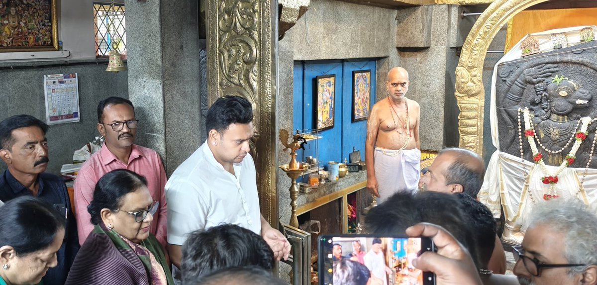 hnd_c's tweet photo. ಮದ್ದೂರು ಹೊಳೆ ಆಂಜನೇಯ ಸ್ವಾಮಿ  ದೇವಾಲಯಕ್ಕೆ ಯದುವೀರ್ ಒಡೆಯರ್ ಅವರ ಕುಟುಂಬ ಭೇಟಿ ನೀಡಿದ ಸಂದರ್ಭ https://t.co/yKKIYfZY9m