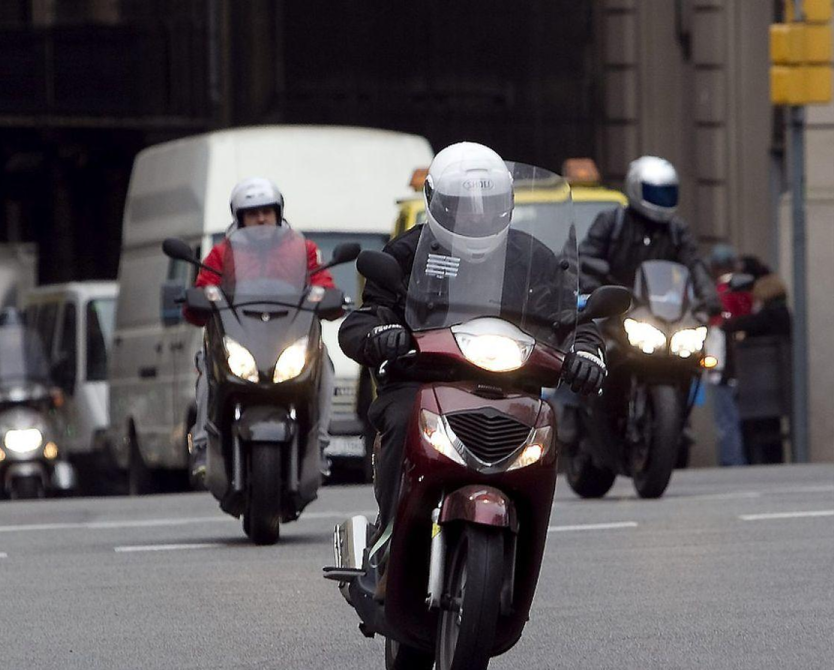 🚶‍♀️🚲 La gent ha fet seva les superilles. 
🚘 El lobby del cotxe, desesperat, inventa excuses inconsistents: 
🍻 “S’omplen de borratxos!” 
🛏️ “Hi ha sense sostre!” 
🔊 “Molt de soroll!” ...com si les seves putes motos fossin silencioses 🎵🙄