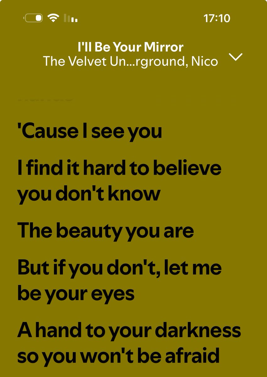 מצב נפשי.
יושב בבית קפה מתחת לבית,משקפי שמש שמסתירים עיניים מוצפות מדמעות בגלל שיר שהיא שלחה לי עכשיו.