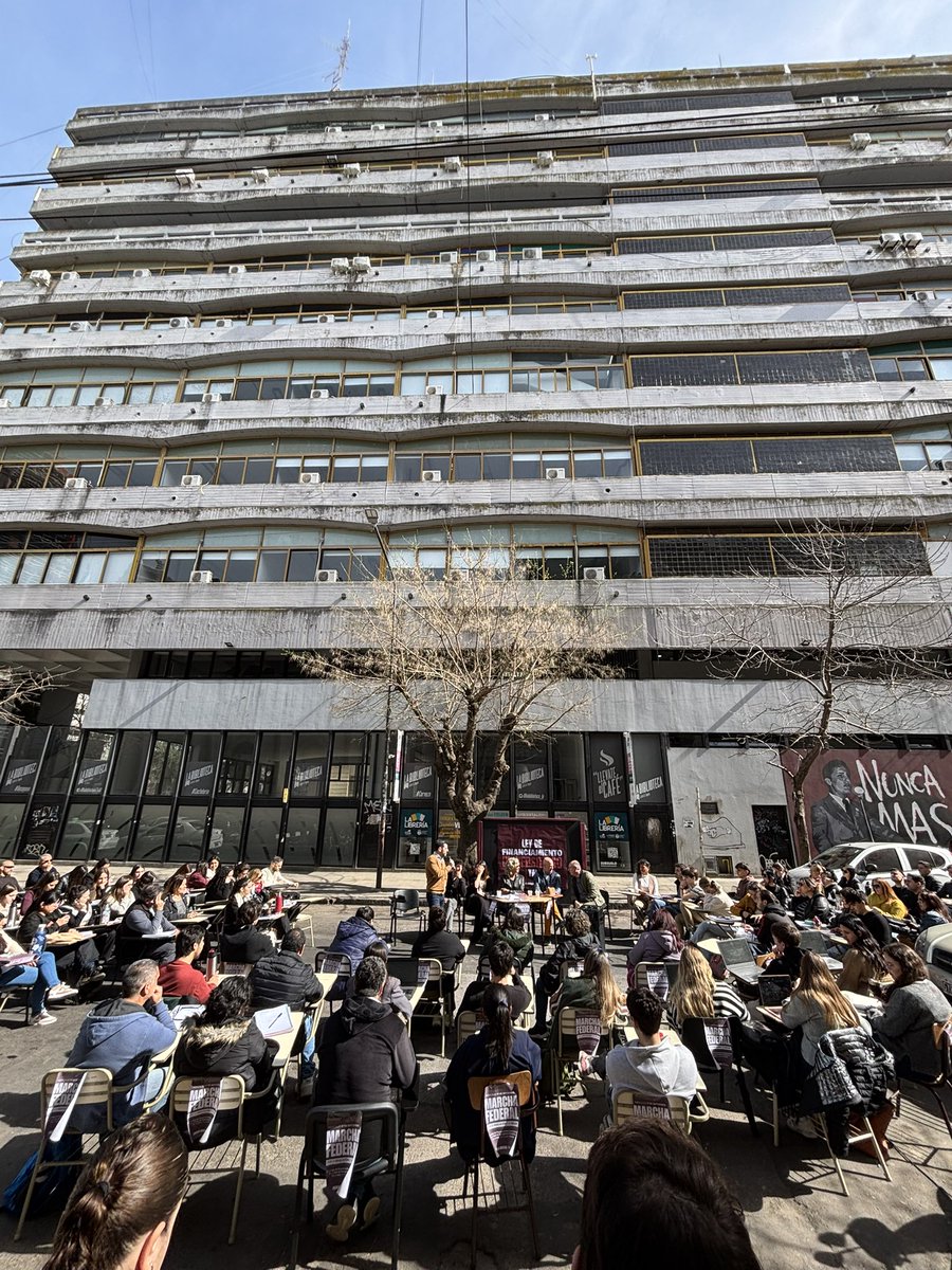 Y acá estamos reclamando, en paz, con los docentes dando clases y los estudiantes cursando. Esto es la Universidad Pública, hoy decidimos que la sociedad pueda escuchar clases universitarias. Que vean que funcionamos pero con una gran necesidad: la Ley de Financiamiento YA!