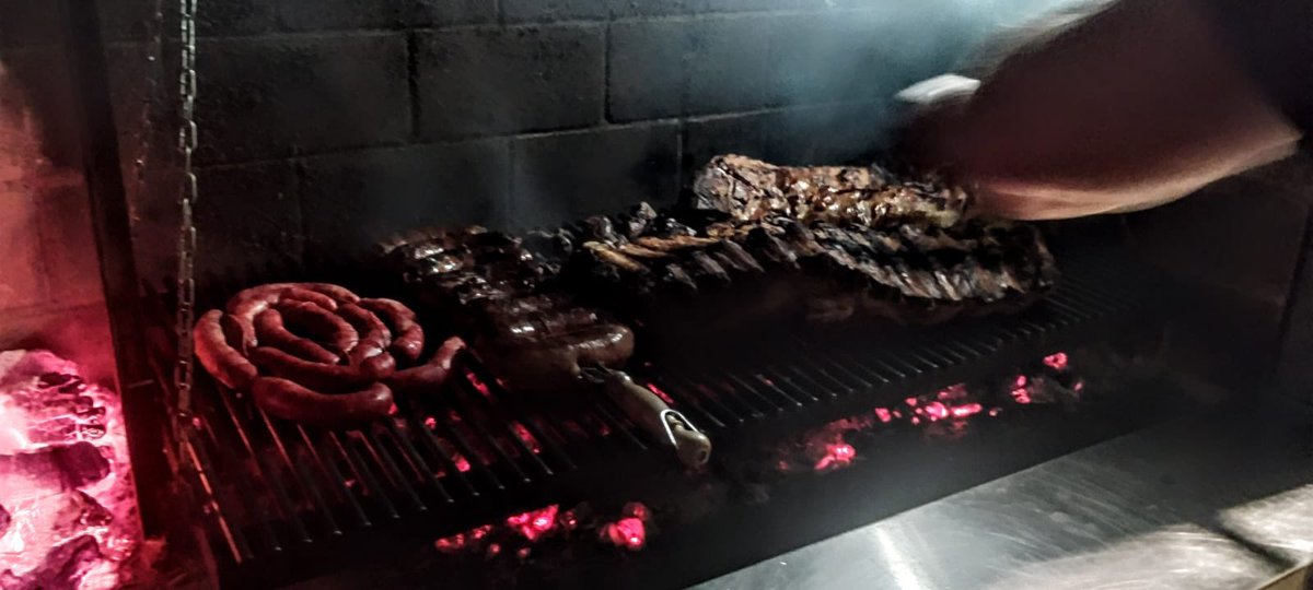 Un lujo de <a href="/mmmagnone6/">Marce Magnone</a> para la muchachada que esperaba ansiosa como si fuera una jugada de VAR. <a href="/AsadosBosteros/">Asados Bosteros</a>