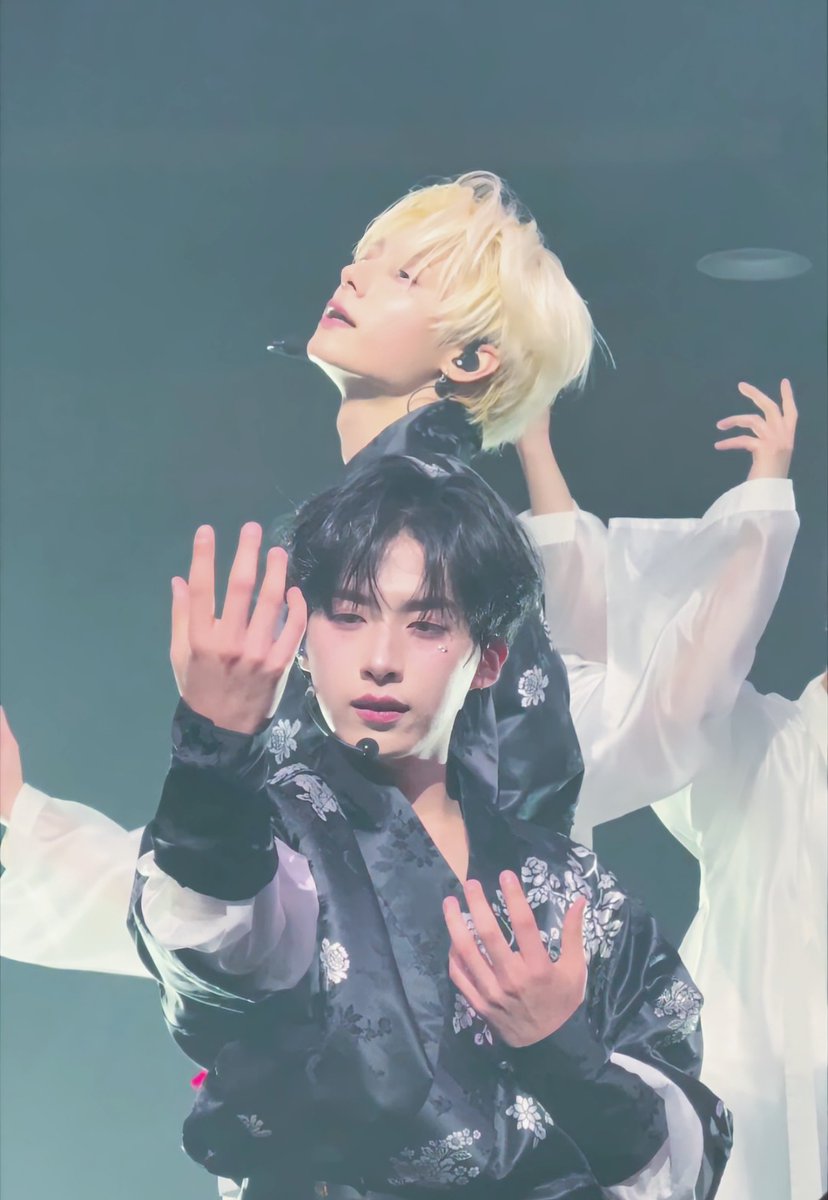 hana_omg_'s tweet photo. 息を飲む美しさ…
#ONEUS #원어스 #환웅 #시온 https://t.co/8Zek0hFff6