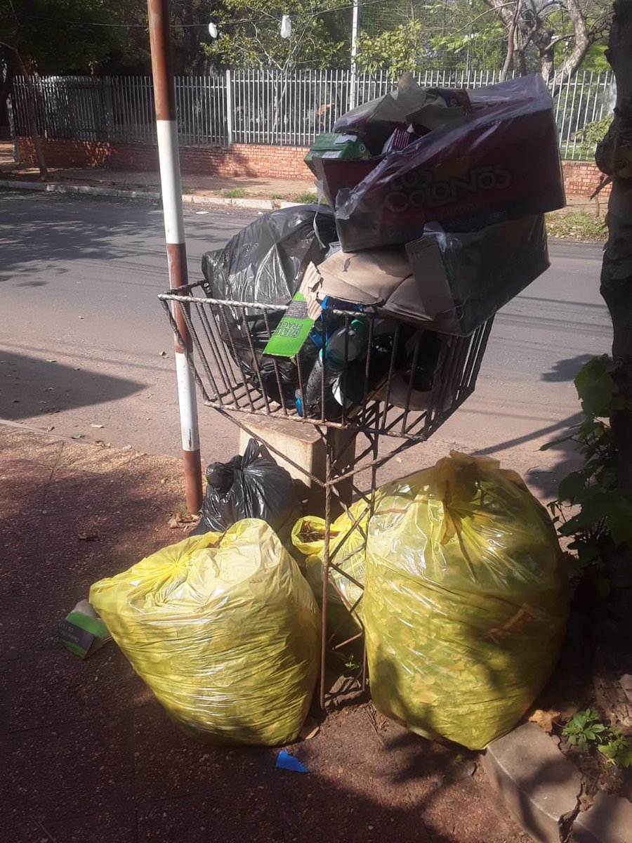 divinagra's tweet photo. @AsuncionMuni @AsuDsu @ABCDigital @npyoficial hace dias que no recogen la basura, estamos a 5 cuadras de la municipalidad de Asuncion. No creo que haya descuento en impuestos por esto https://t.co/PxQpze2M2Z