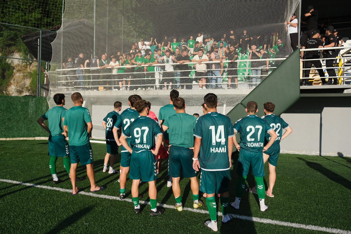 Giresunspor'u deplasmanda yalnız bırakmayan taraftarlar, maçın ardından oyuncuları tribüne çağırıp moral verdiler. 
#Giresunspor #ÇESvGRS