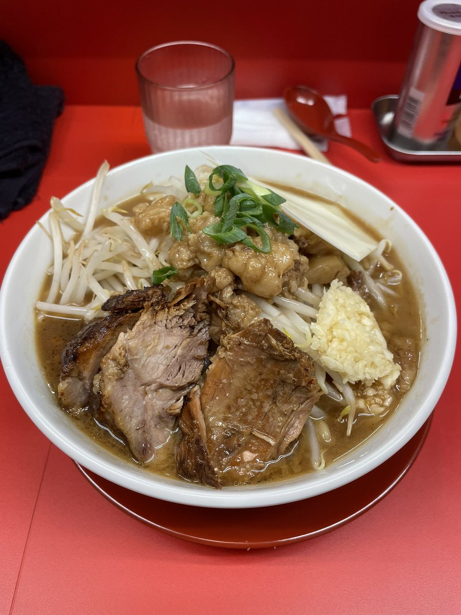 QOO104's tweet photo. 大ちゃんラーメン
新規開拓って事で行ってきた！
スープ一口飲んで
「こ、これはっ？！美味いやつや！」
並300gで味の濃い肉塊が3切れ入ってる！
脂マシにしたからかほぐし肉も入ってて美味か〜
なんにせよ麺が超好み！
ご馳走さまです！

今度は汁無しの買い方聞かなアカンわ https://t.co/nTI2nGqva8