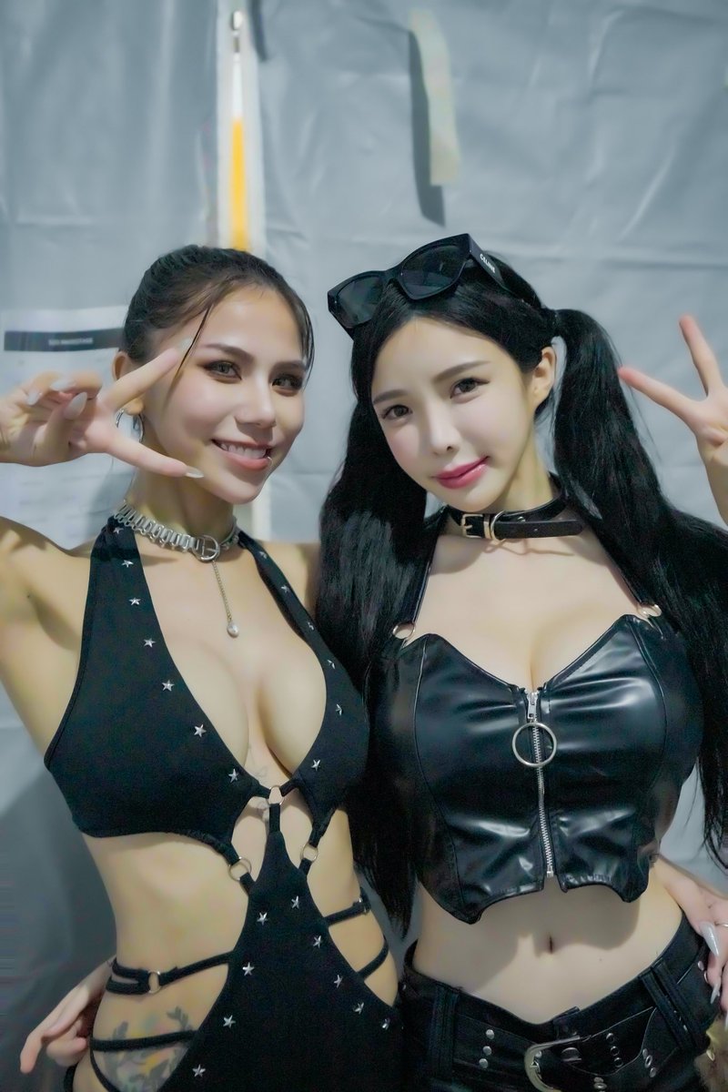 AmberNa12's tweet photo. Backstage vibes after the show🖤👯‍♀️🎧
#FemaleDJ #DJLYLA #DJAMBER #girlslikeus https://t.co/rHRTJTsYDI