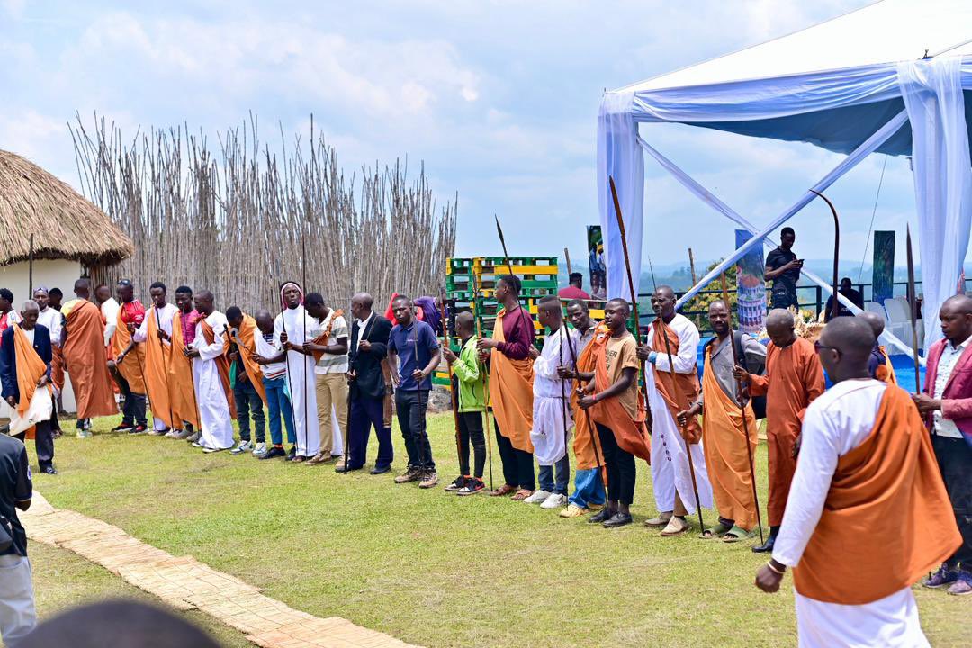 PlasconUganda's tweet image. 📍 Fort Portal, Tooro — We’re here celebrating 30 years of His Majesty King Oyo Nyimba Kabamba Iguru Rukidi IV’s reign. 

As the official paint partner, Plascon is honoured to join the people of Tooro this weekend to paint in unity,  joy and culture.

#TooroAt30 #ColourYourWorld