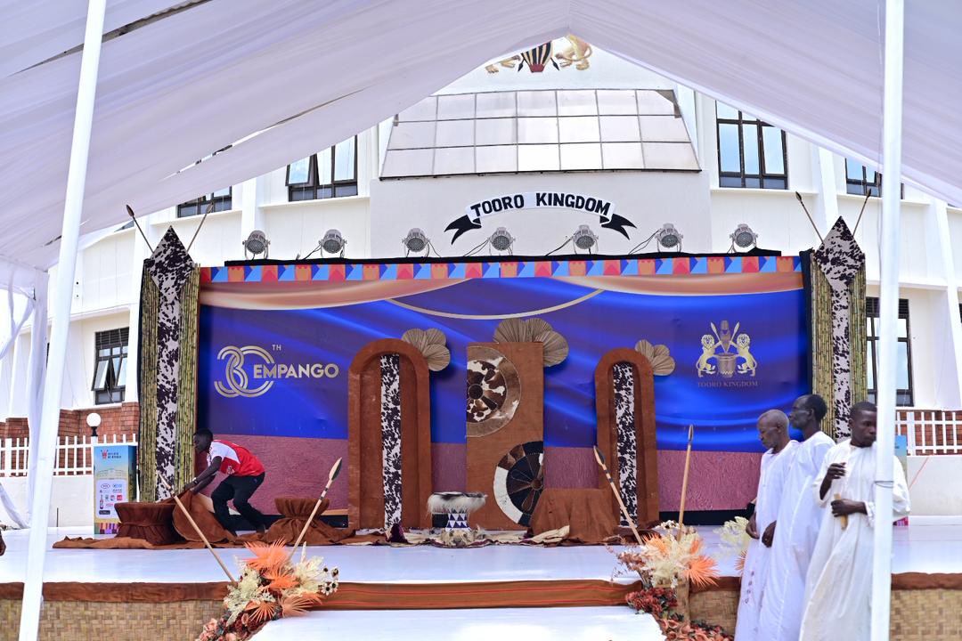 PlasconUganda's tweet image. 📍 Fort Portal, Tooro — We’re here celebrating 30 years of His Majesty King Oyo Nyimba Kabamba Iguru Rukidi IV’s reign. 

As the official paint partner, Plascon is honoured to join the people of Tooro this weekend to paint in unity,  joy and culture.

#TooroAt30 #ColourYourWorld