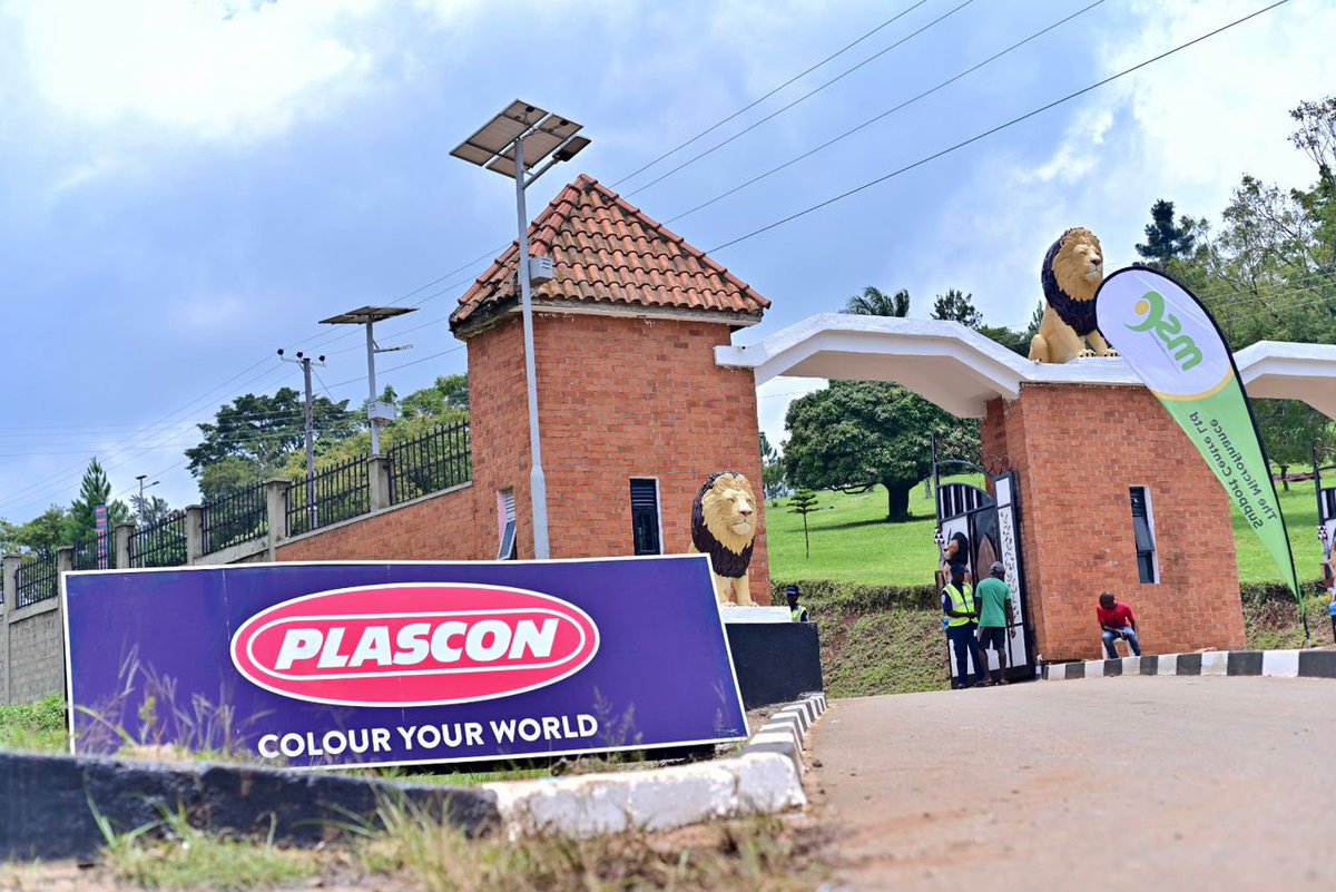 PlasconUganda's tweet image. 📍 Fort Portal, Tooro — We’re here celebrating 30 years of His Majesty King Oyo Nyimba Kabamba Iguru Rukidi IV’s reign. 

As the official paint partner, Plascon is honoured to join the people of Tooro this weekend to paint in unity,  joy and culture.

#TooroAt30 #ColourYourWorld